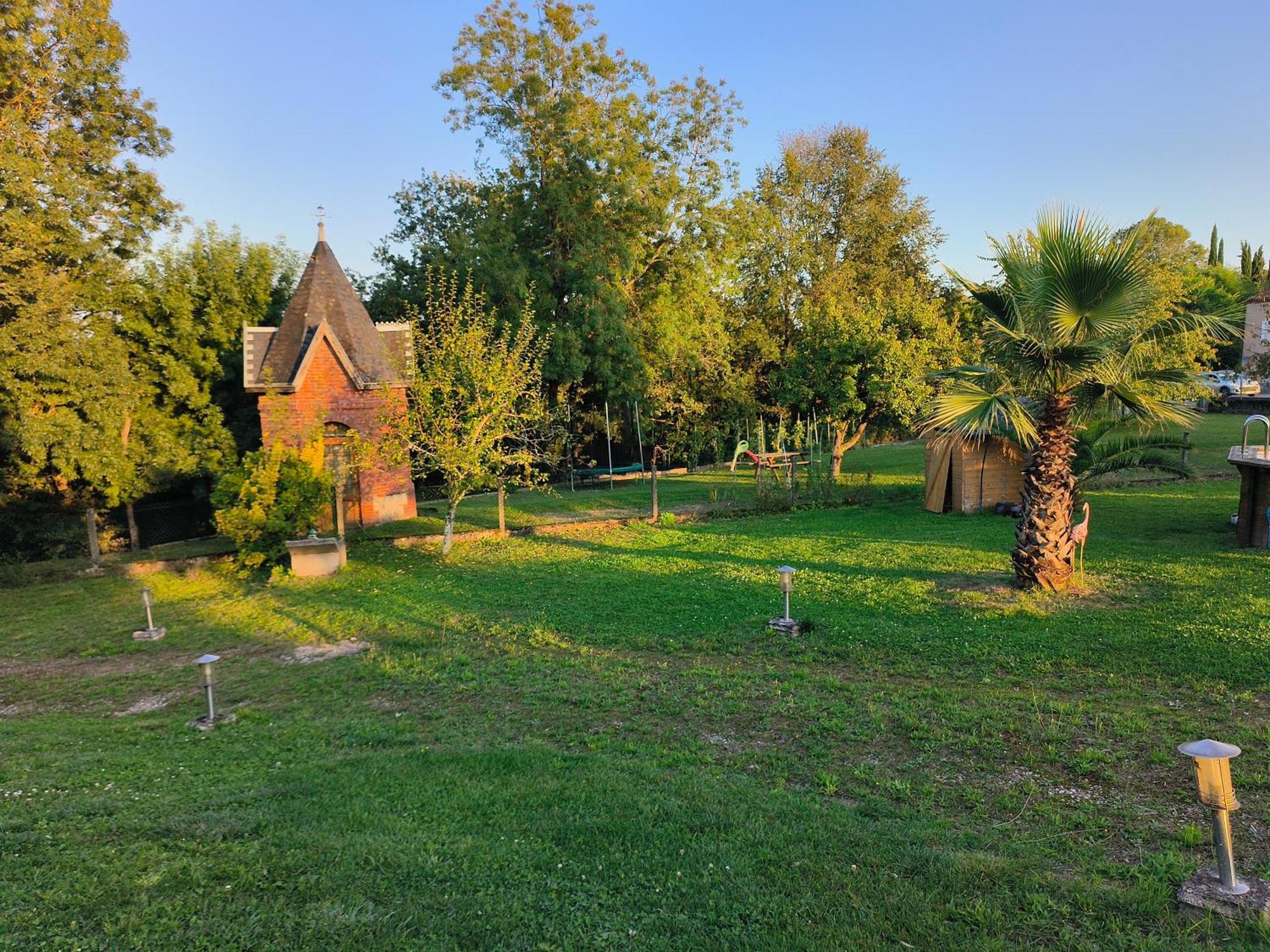 Vegetal Jungle Bed & Breakfast Blaye-Les-Mines Exterior photo